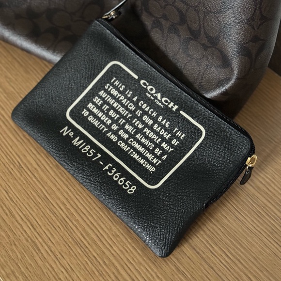 City Tote Bag In Signature Canvas - reversible - Picture 4 of 6